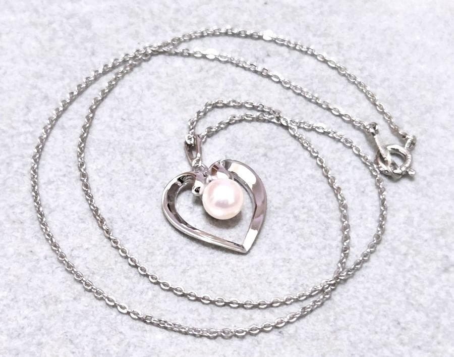 MIKIMOTO pearl silver necklace measuring about 40.5 cm with a box displayed