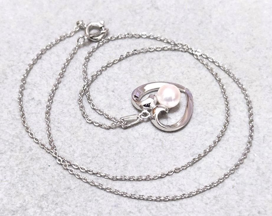 MIKIMOTO pearl silver necklace measuring about 40.5 cm with a box displayed