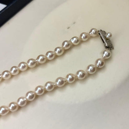 Aqoya pearl necklace with white Akoya pearls sized 6.5-7.0mm on 40cm strand weighing 24 grams