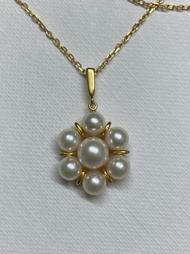 Mikimoto K18 yellow gold necklace with Akoya pearl and flower motif design
