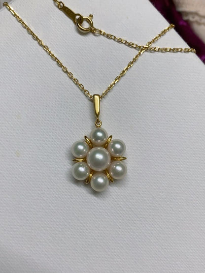 Mikimoto K18 yellow gold necklace with Akoya pearl and flower motif design