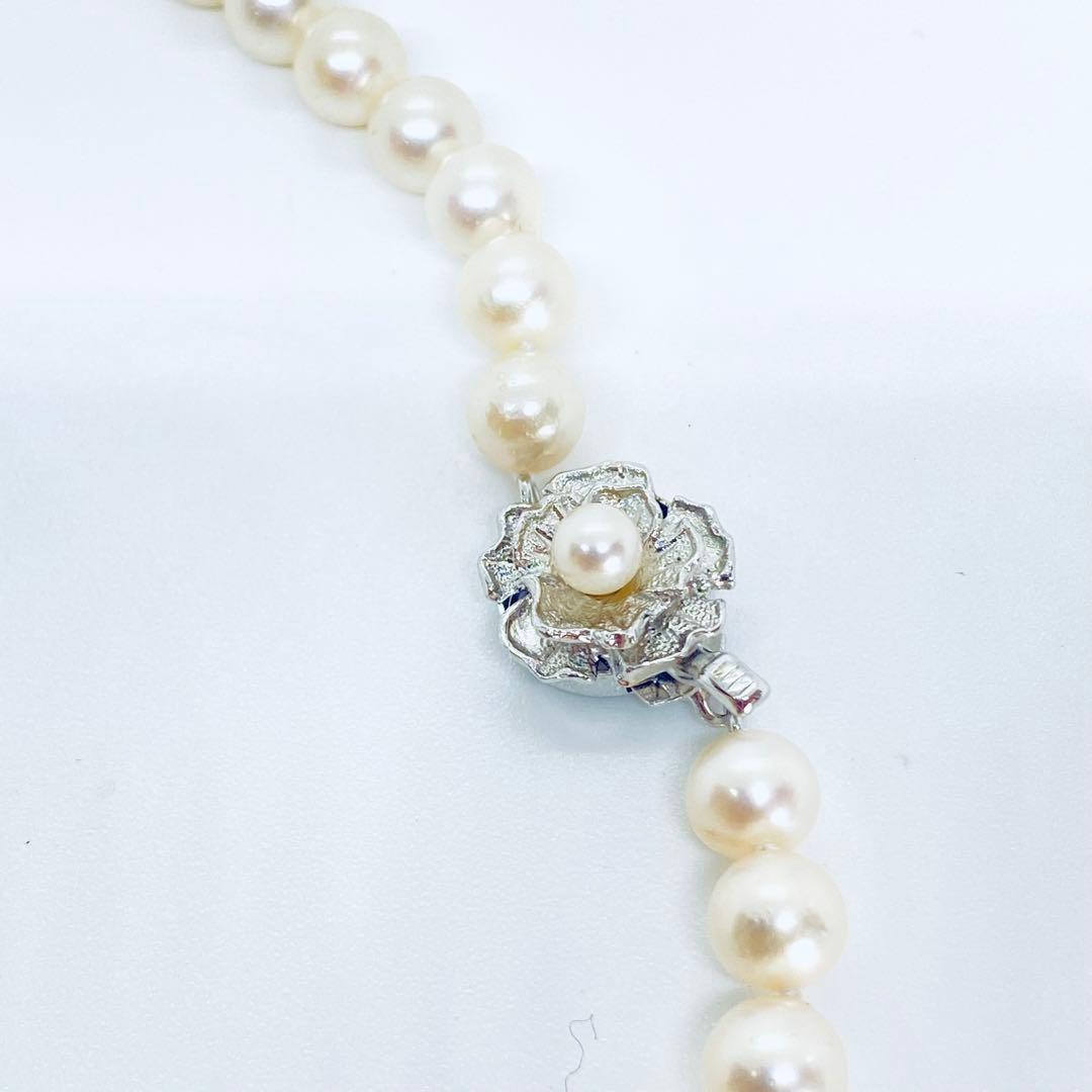 Akoya pearl necklace with 7mm-8mm white and cream round pearls, 44cm length, silver bead one-touch clasp
