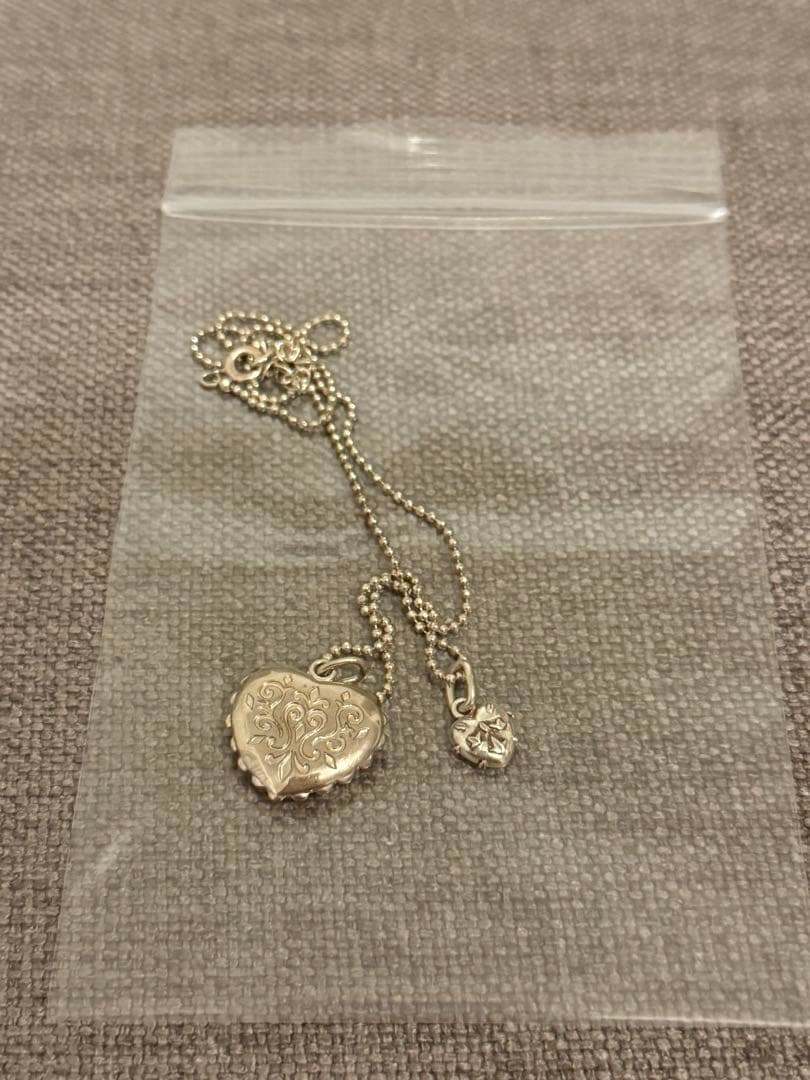 Agete white mother-of-pearl reversible heart-shaped necklace on a chain