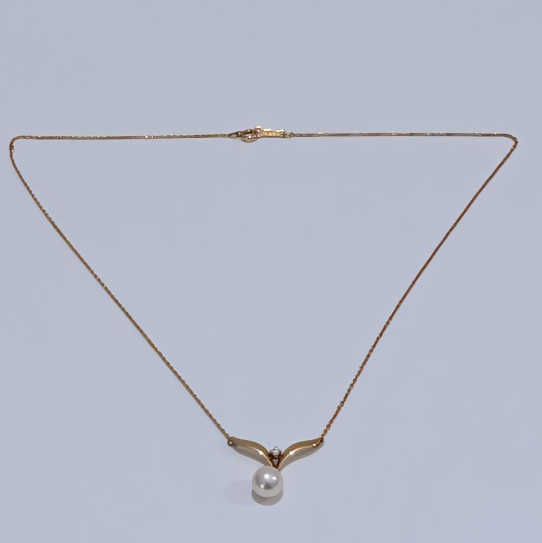 Mikimoto yellow gold necklace featuring a 7mm pearl and diamond pendant with 40cm chain