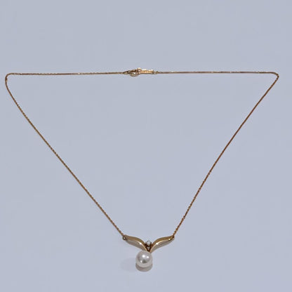 Mikimoto yellow gold necklace featuring a 7mm pearl and diamond pendant with 40cm chain