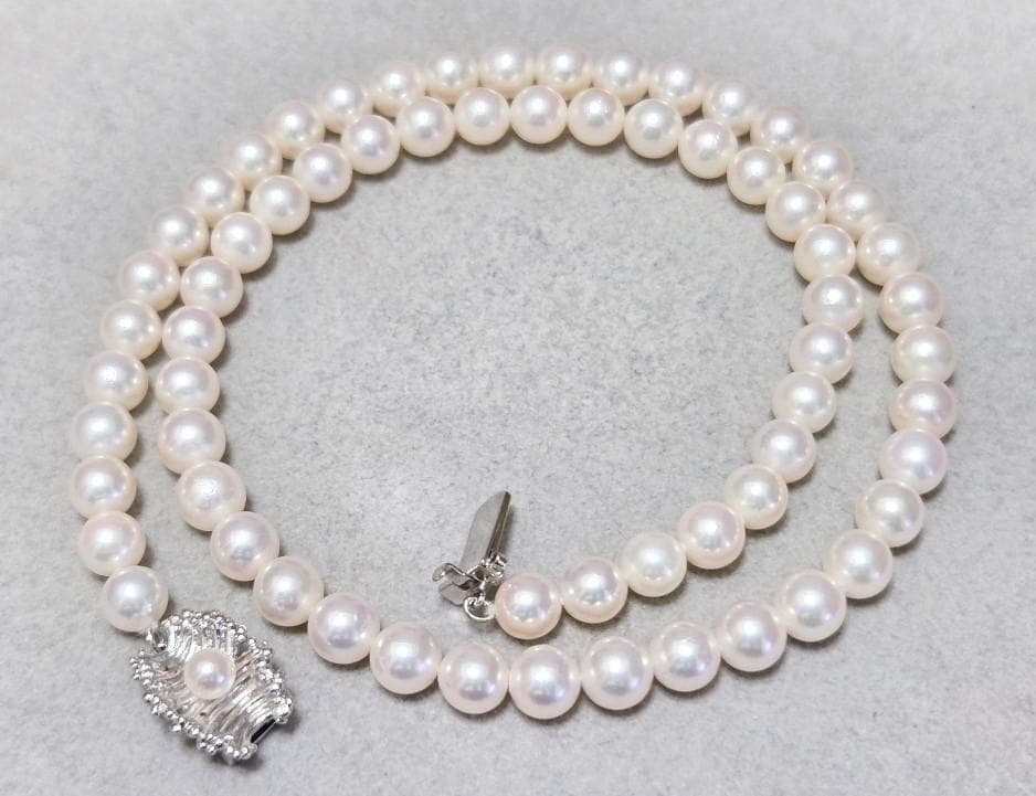 Mikimoto genuine pearl necklace about 42 centimeters long with 6 millimeter round pearls