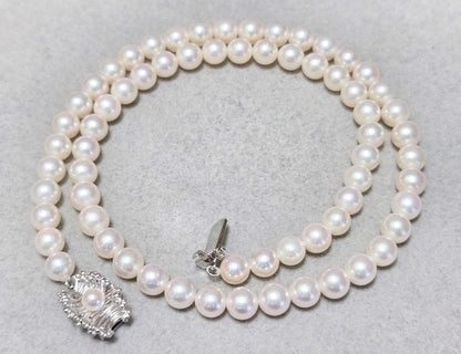 Mikimoto genuine pearl necklace about 42 centimeters long with 6 millimeter round pearls