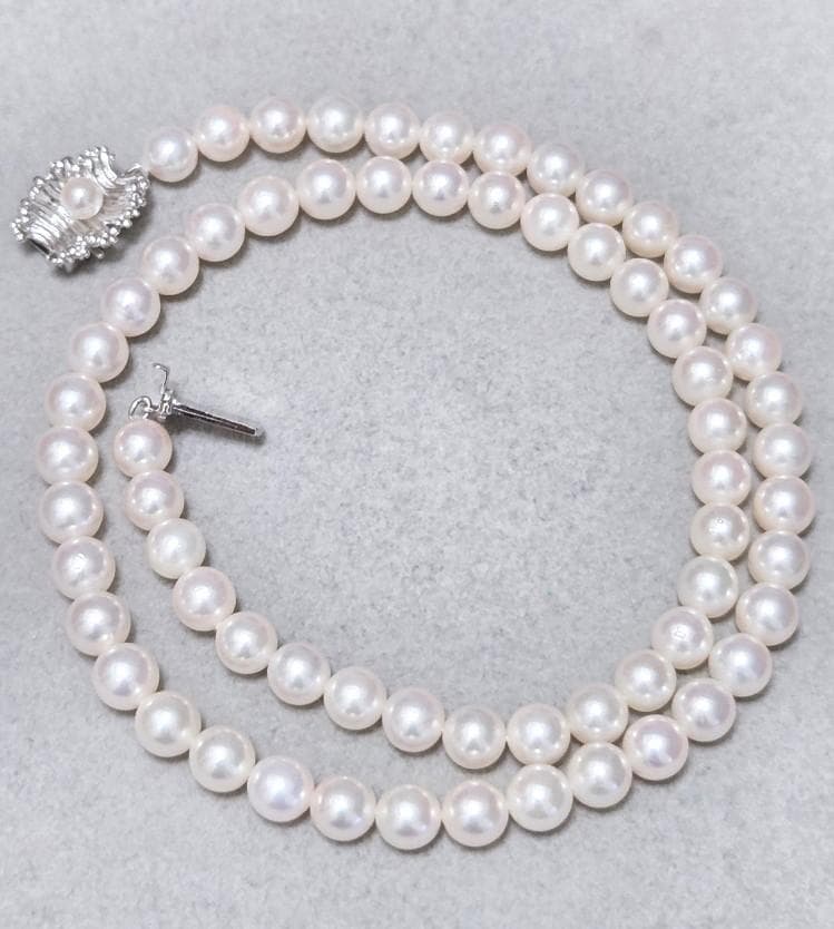 Mikimoto genuine pearl necklace about 42 centimeters long with 6 millimeter round pearls