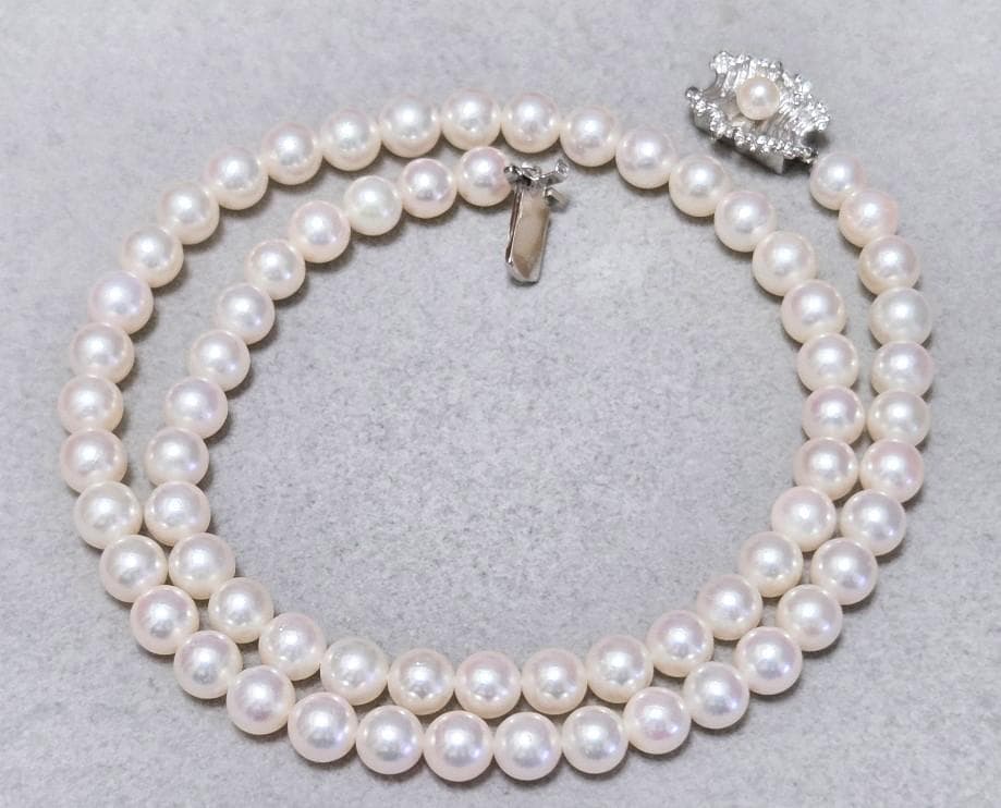 Mikimoto genuine pearl necklace about 42 centimeters long with 6 millimeter round pearls