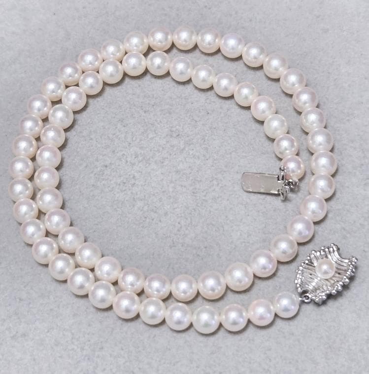 Mikimoto genuine pearl necklace about 42 centimeters long with 6 millimeter round pearls
