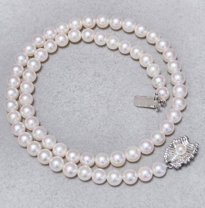 Mikimoto genuine pearl necklace about 42 centimeters long with 6 millimeter round pearls