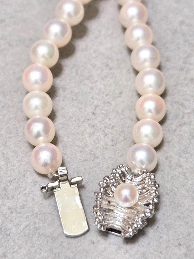 Mikimoto genuine pearl necklace about 42 centimeters long with 6 millimeter round pearls