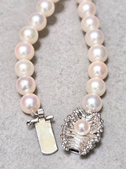 Mikimoto genuine pearl necklace about 42 centimeters long with 6 millimeter round pearls