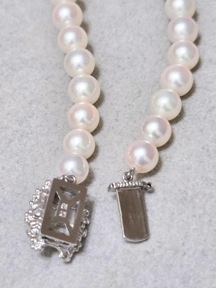 Mikimoto genuine pearl necklace about 42 centimeters long with 6 millimeter round pearls