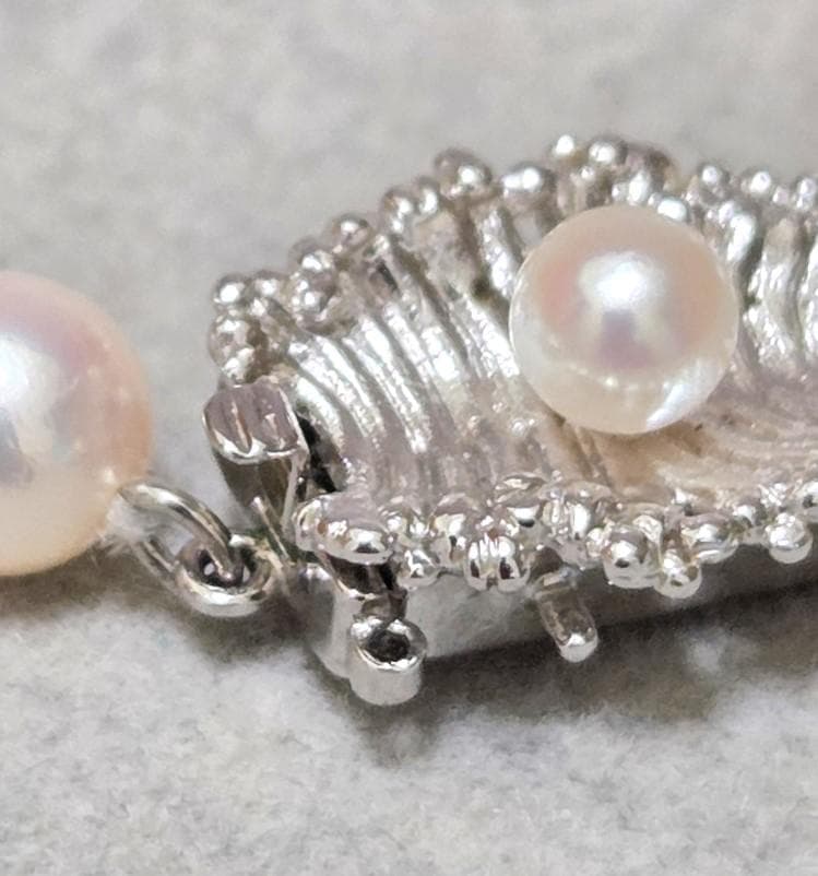 Mikimoto genuine pearl necklace about 42 centimeters long with 6 millimeter round pearls
