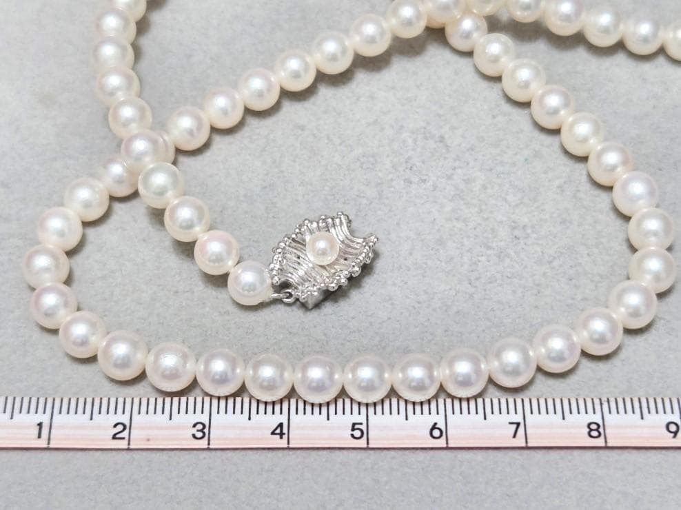 Mikimoto genuine pearl necklace about 42 centimeters long with 6 millimeter round pearls