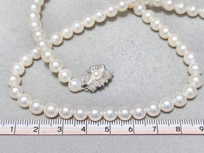 Mikimoto genuine pearl necklace about 42 centimeters long with 6 millimeter round pearls