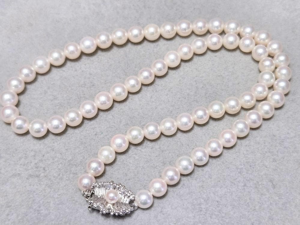 Mikimoto genuine pearl necklace about 42 centimeters long with 6 millimeter round pearls