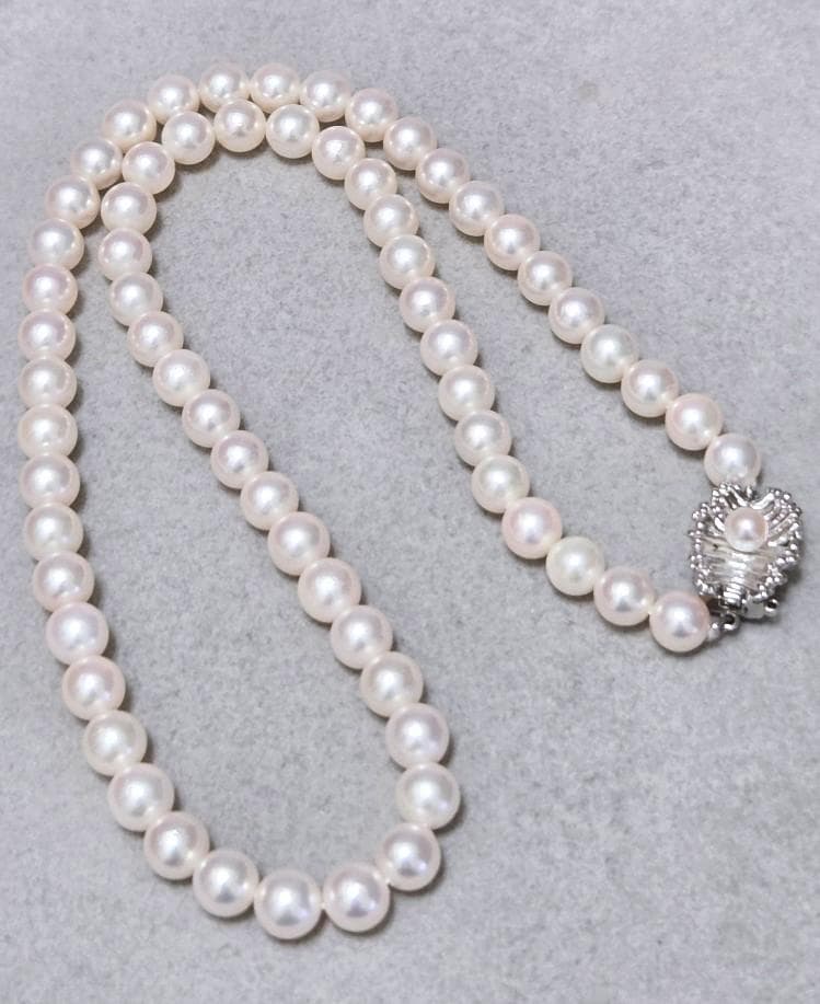 Mikimoto genuine pearl necklace about 42 centimeters long with 6 millimeter round pearls