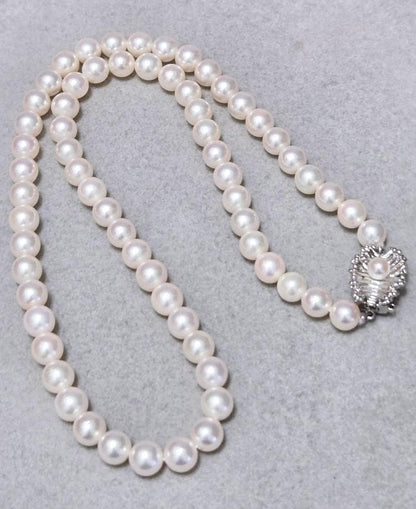 Mikimoto genuine pearl necklace about 42 centimeters long with 6 millimeter round pearls