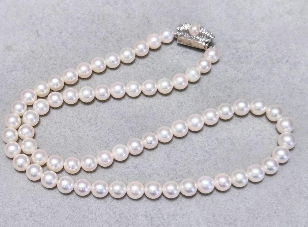 Mikimoto genuine pearl necklace about 42 centimeters long with 6 millimeter round pearls