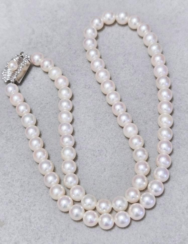 Mikimoto genuine pearl necklace about 42 centimeters long with 6 millimeter round pearls