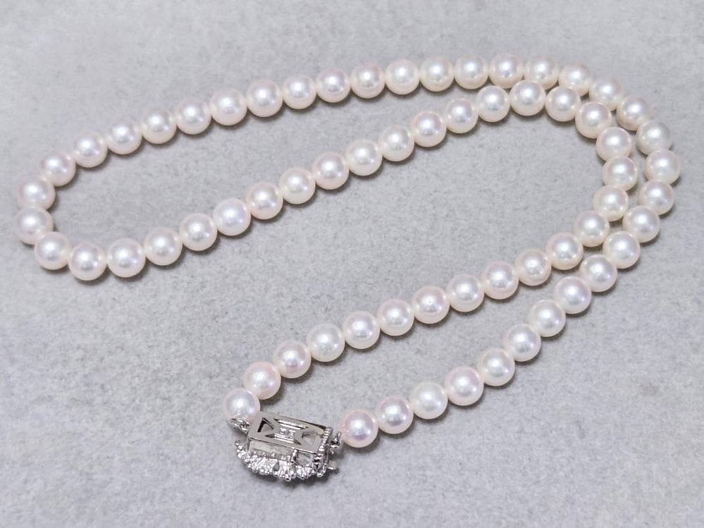 Mikimoto genuine pearl necklace about 42 centimeters long with 6 millimeter round pearls