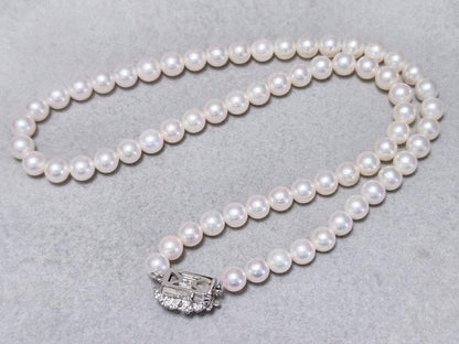 Mikimoto genuine pearl necklace about 42 centimeters long with 6 millimeter round pearls