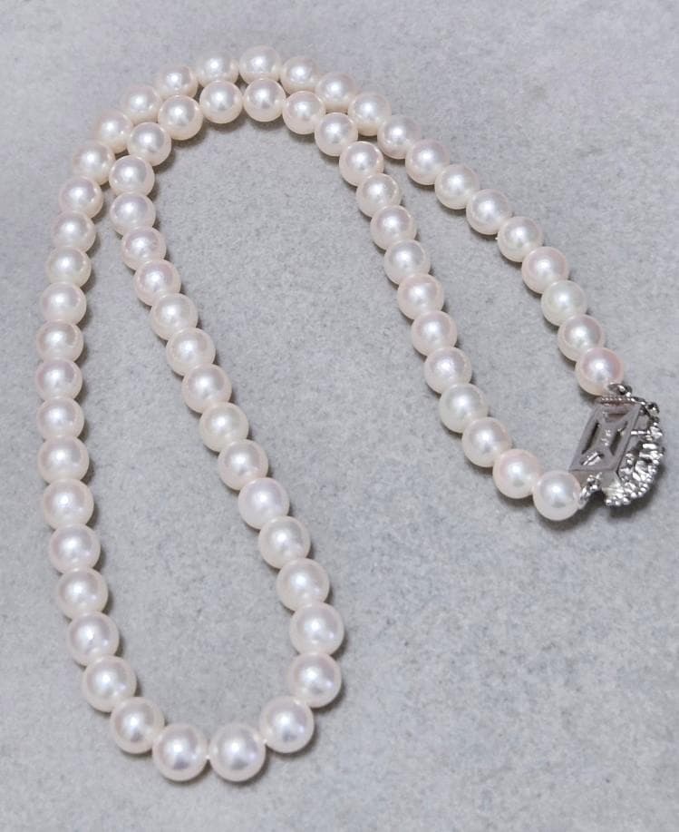 Mikimoto genuine pearl necklace about 42 centimeters long with 6 millimeter round pearls