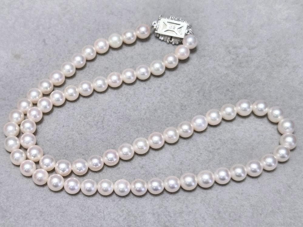 Mikimoto genuine pearl necklace about 42 centimeters long with 6 millimeter round pearls