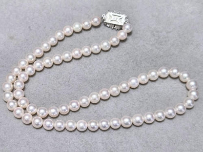 Mikimoto genuine pearl necklace about 42 centimeters long with 6 millimeter round pearls