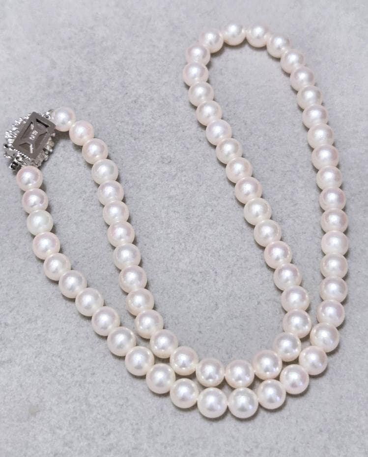 Mikimoto genuine pearl necklace about 42 centimeters long with 6 millimeter round pearls