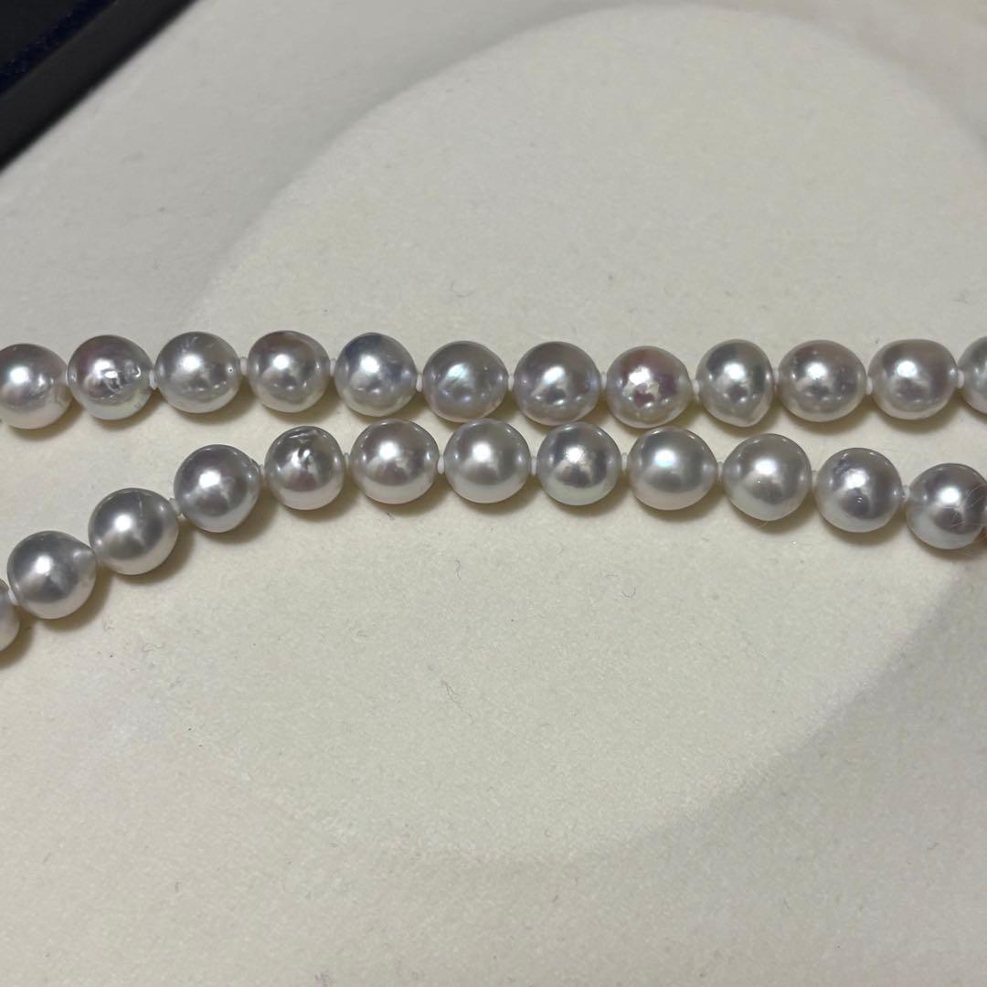 Akoya pearl necklace measuring 43.5 cm with round 8.0-8.5 mm white pearls on a white background