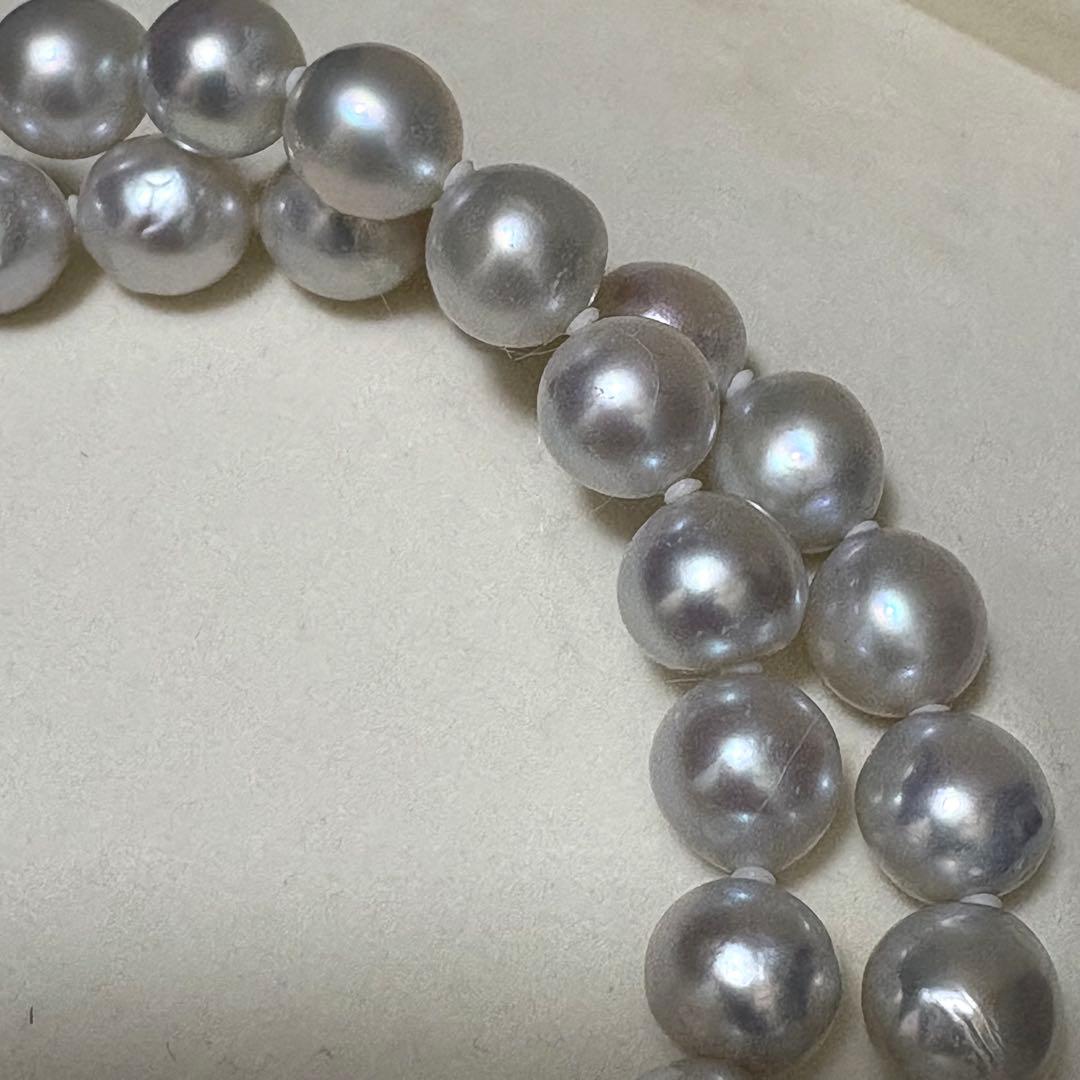 Akoya pearl necklace measuring 43.5 cm with round 8.0-8.5 mm white pearls on a white background