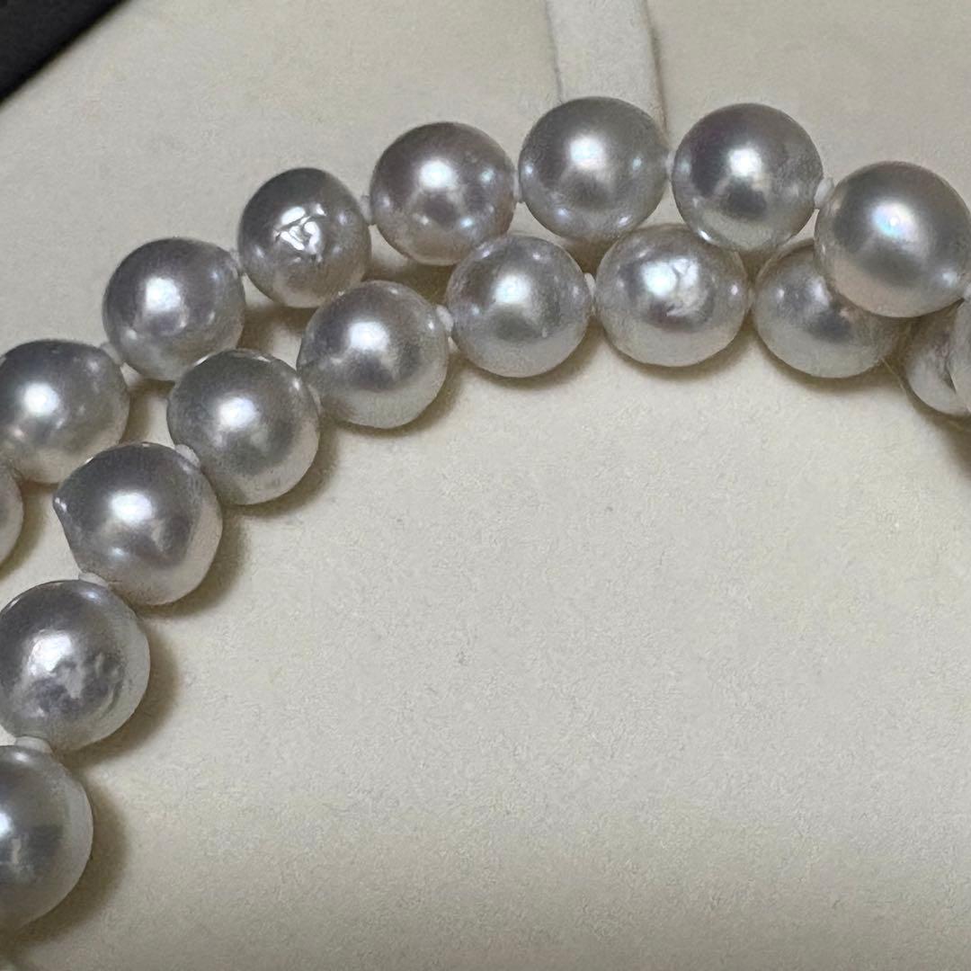 Akoya pearl necklace measuring 43.5 cm with round 8.0-8.5 mm white pearls on a white background