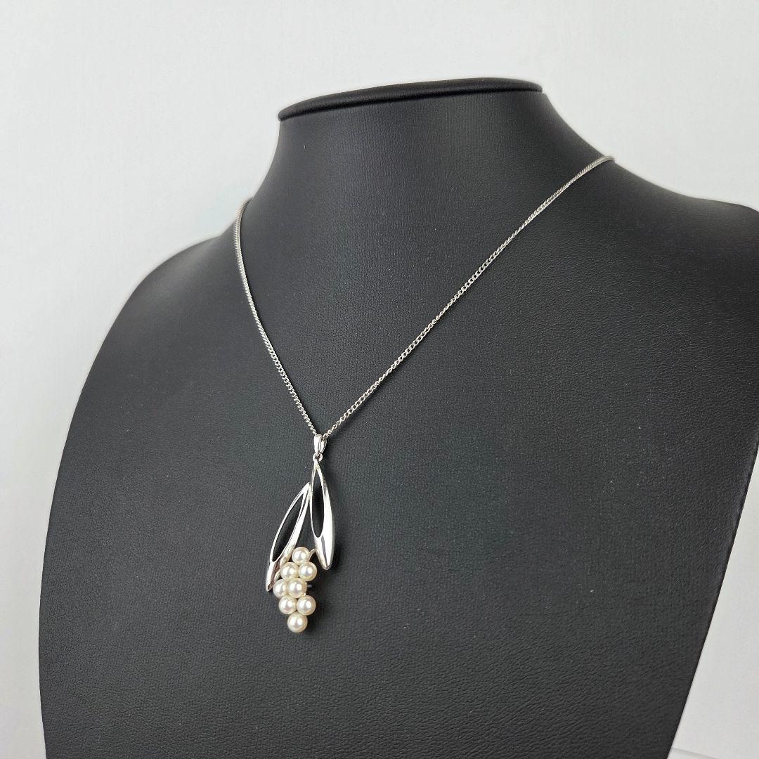 Mikimoto pearl necklace featuring a grape-shaped pendant with 8 pearls on a 40 cm chain