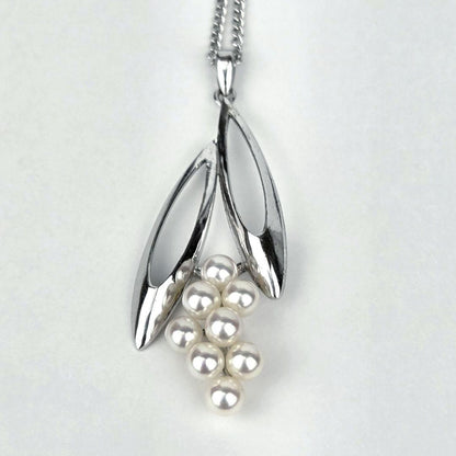 Mikimoto pearl necklace featuring a grape-shaped pendant with 8 pearls on a 40 cm chain