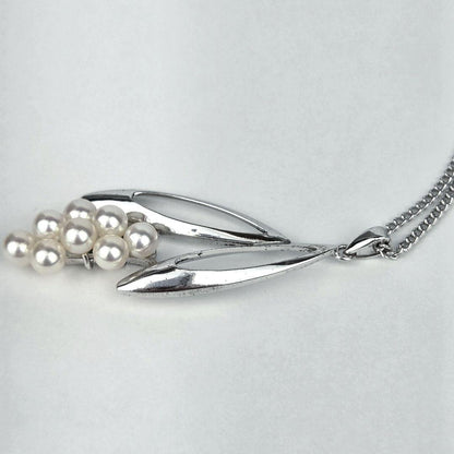 Mikimoto pearl necklace featuring a grape-shaped pendant with 8 pearls on a 40 cm chain