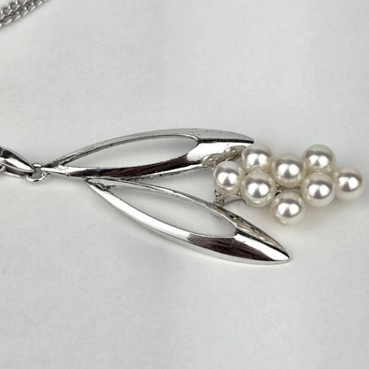 Mikimoto pearl necklace featuring a grape-shaped pendant with 8 pearls on a 40 cm chain