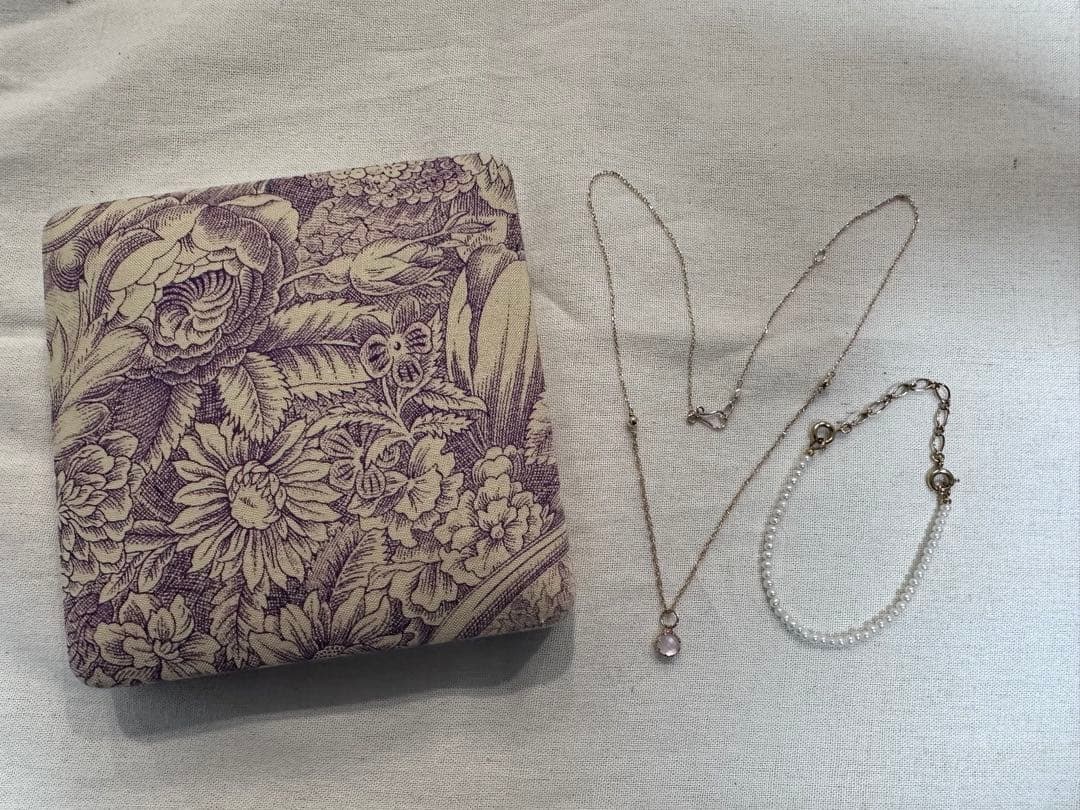 Agete Limited Edition K10 necklace bracelet charm with rose quartz front and white shell back on 40 cm adjustable chain