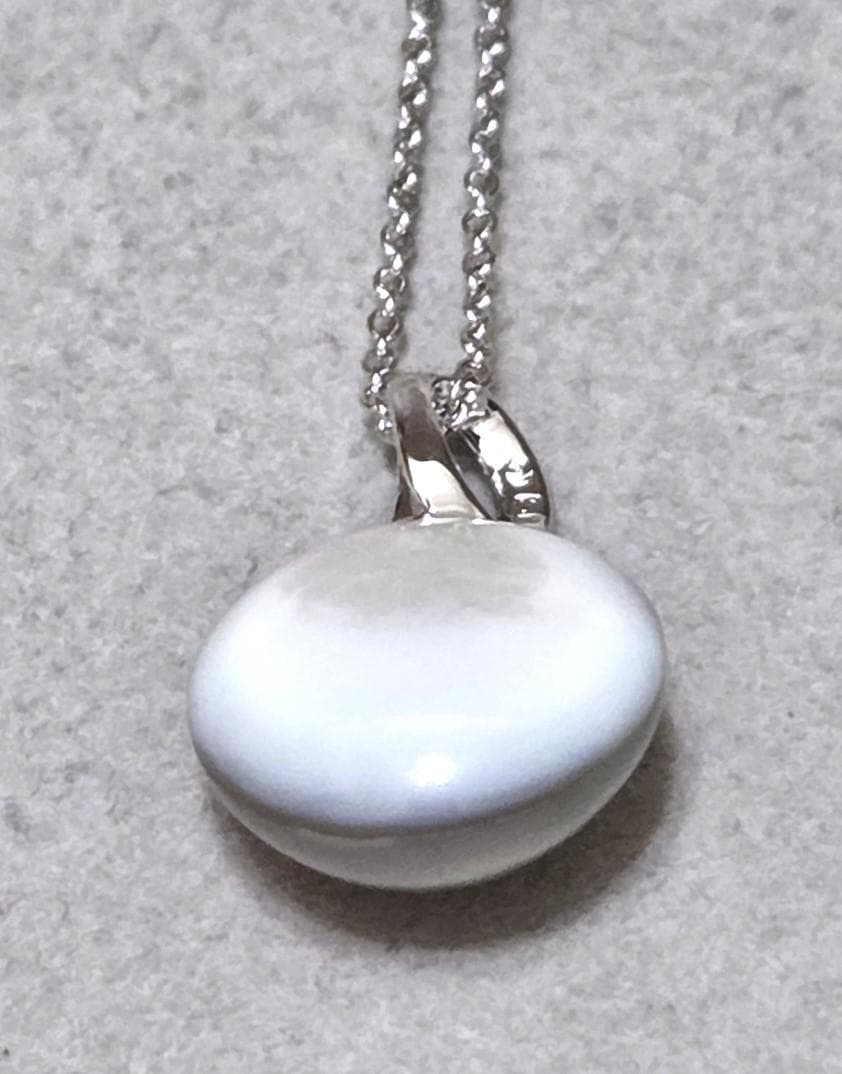 Tasaki Pearl Mabe Pearl necklace with SV925 chain, about 42 centimeters long, pearl top visible
