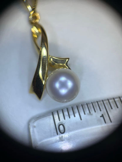 K18 gold necklace with single pearl and ribbon-shaped pendant on a white background