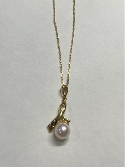 K18 gold necklace with single pearl and ribbon-shaped pendant on a white background