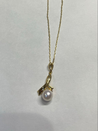 K18 gold necklace with single pearl and ribbon-shaped pendant on a white background