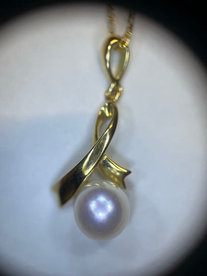 K18 gold necklace with single pearl and ribbon-shaped pendant on a white background