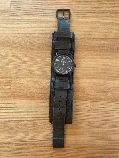 NIXON Axxe Howan Leather Bangle Quartz Men's Watch — Japanese