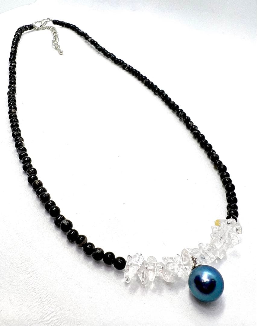Akoya pearl and black tourmaline round indigo blue pearl necklace measuring 42 to 47 cm