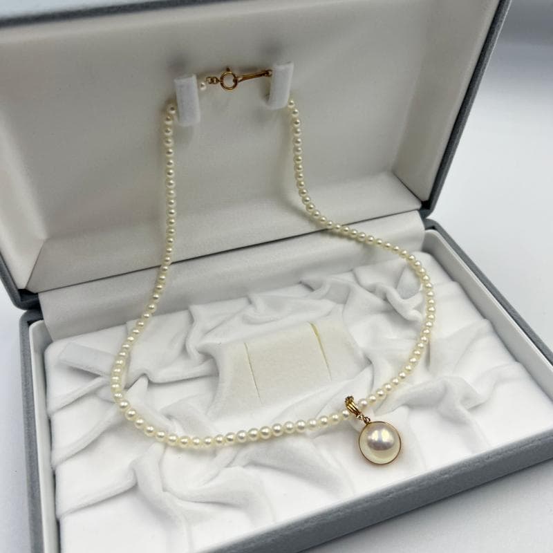 Beautiful TASAKI K18 necklace with baby pearls and a 13mm Mabe pearl on a 42cm chain