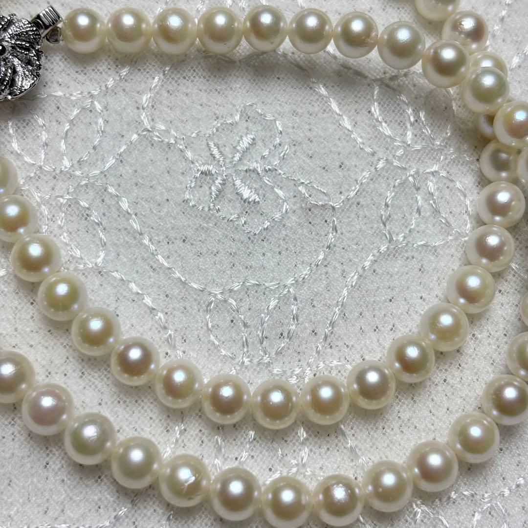 Law Akoya pearl necklace featuring natural white pearls 5.5-6.0 mm diameter with silver clasp on 42 cm chain