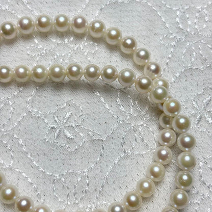 Law Akoya pearl necklace featuring natural white pearls 5.5-6.0 mm diameter with silver clasp on 42 cm chain